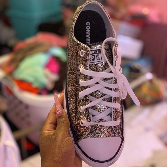 Converses - Picture 2 of 9